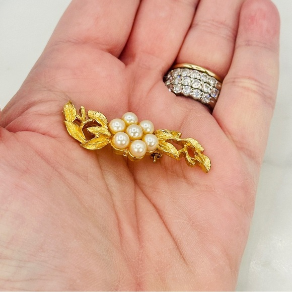 Vintage Richelieu Brooch Pin Gold Tone Faux Pearl Flower Leaf Dainty Delicate - Picture 4 of 9